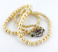A cultured pearl necklace, a string of graduated cultured pearls, pearls approx. 3.5mm to 7.0mm,