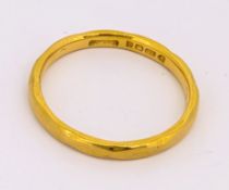 A 22ct yellow gold wedding band, hallmarked, size K, 2.5gms.