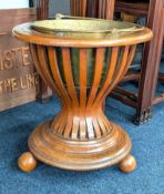 Wooden plant stand with bun feet, height approx. 41cm, diameter approx. 37cm.