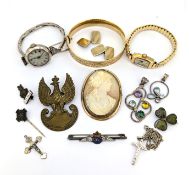 A mixed group of jewellery, including a half foliate engraved hinged bangle, marked 9ct metal