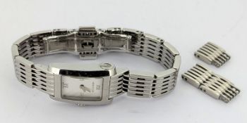 A lady's Quartz Gucci wristwatch, 8600L, with steel bracelet and spare links, roman dial.