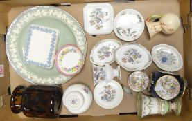 Mixed selection of ceramics to include:- Wedgwood embossed Queen's Ware lidded trinket box &