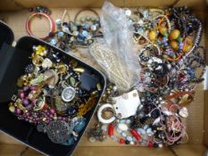 A collection of modern costume jewellery to include necklaces, brooches, etc (1 tray).