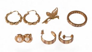9ct gold Kingfisher brooch, 9ct eternity ring and three pairs of 9ct gold earrings, 5.5g.