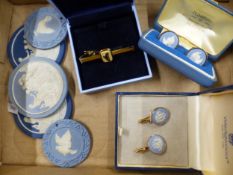Group of Wedgwood roundels and pendants, together with cased Wedgwood jewellery to include two pairs