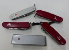 Group of five Victorinox Swiss-made penknives (5).