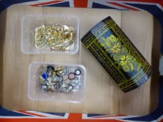 Wooden jewellery casket with gold plated jewellery and costume jewellery rings (1 tray).