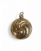 Floral decorated round yellow metal mourning pendant, electronically tested to be 18ct, d.2cm, 3.3g