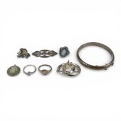 A collection of mainly silver jewellery, including bangle, brooches, cz solitaire ring, Wedgwood