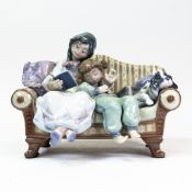 Lladró porcelain figurine, Big Sister, no.5735. (H: 18.5cm)