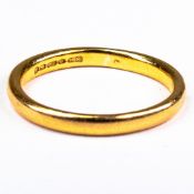 22ct Gold wedding ring, size P, 3.7g.