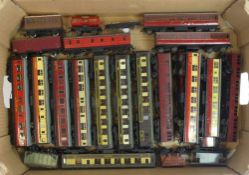 A collection of mainly loose Hornby-Dublo OO/HO gauge passenger carriages to include Pullman, also