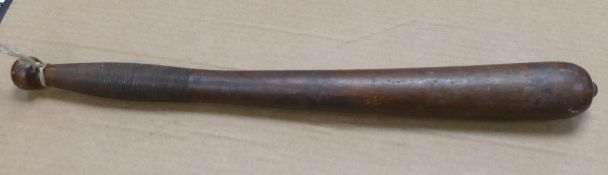 Late 19th/early 20th century truncheon, with ribbed grip and bulbous end. (L: 45cm)