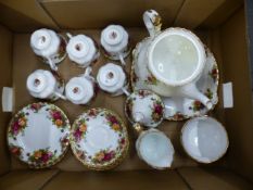 Royal Albert Old Country Roses 22 pieces tea set, teapot, cake plate, 6 trios, milk jug and an