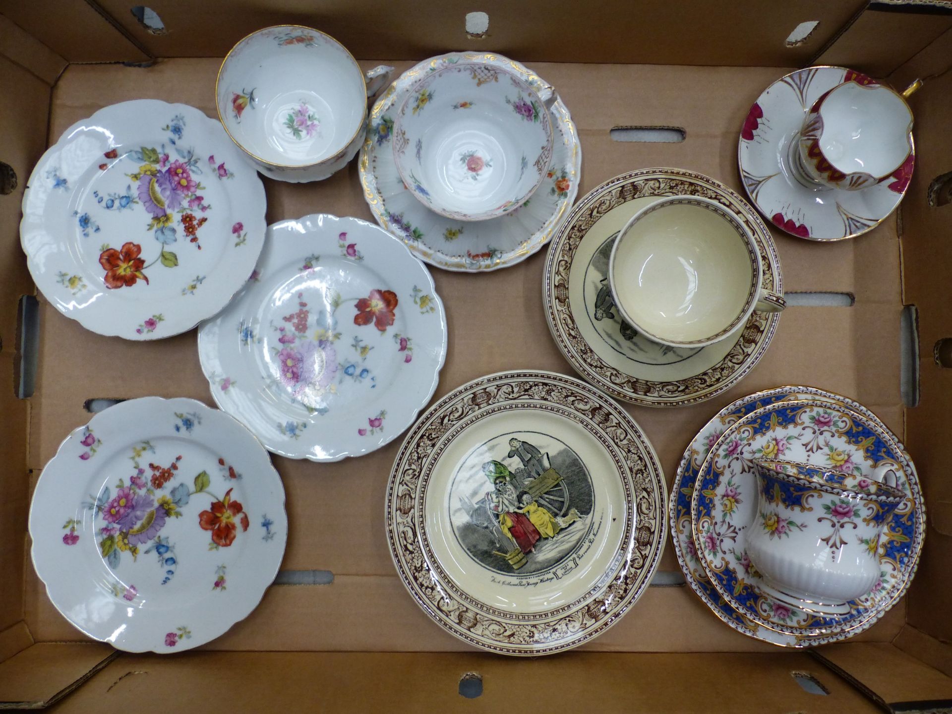 Mixed collection of tea ware to include a Dresden tea cup and saucer, with an extra cup, a Queen's
