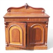 Victorian mahogany chiffonier sideboard. (H: 130cm x W: 122cm D: 58cm)