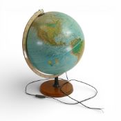 Vintage illuminated world globe, showing historical political boundaries, notably USSR. (H: 56cm)