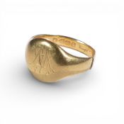 18ct gold broken & engraved Signet ring, 7.7g.