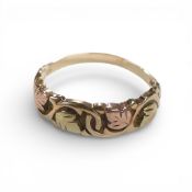 Yellow metal Gentleman's ring, decorated with rose and yellow leaves, electronically tested to be at