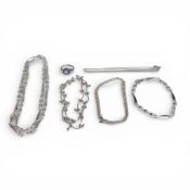 Mixed 925 silver jewellery to include a necklace and bracelet set, necklaces x 3 and a Wedgwood