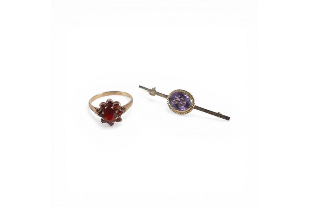 9ct gold amethyst bar brooch and 9ct gold ring set with cluster of red stones, size O,4.8g. (2) - Image 1 of 3