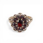 9ct gold ring set with a cluster of red stones, size M,4g.