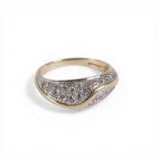 9ct gold ring set with a cluster of white stones, size S, 5g.
