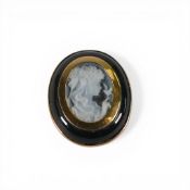 18ct gold & black onyx brooch / pendant with cameo style central medallion, 3cm high.