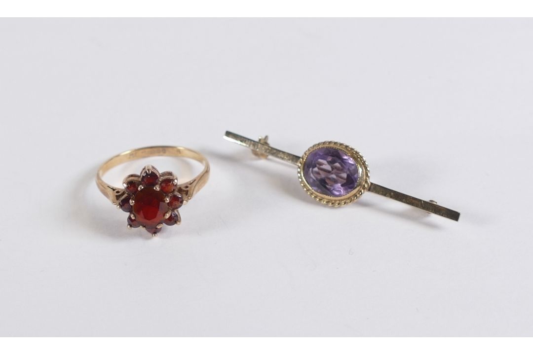 9ct gold amethyst bar brooch and 9ct gold ring set with cluster of red stones, size O,4.8g. (2) - Image 2 of 3