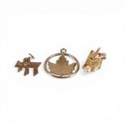 Yellow metal charm of cat with pearl, electronically tested to be 9ct gold, 2.9g together with