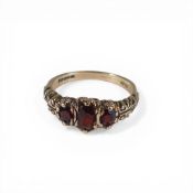 9ct gold garnet ring size O, 3.73g.