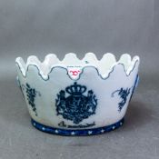 Small blue and white Monteith planter with lion mask detail and crest to the front and back,