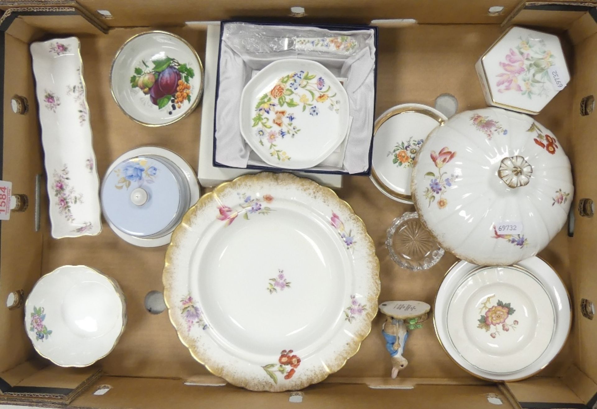 A collection of ceramics to include Aynsley Cottage Garden butter pat dish with matching knife,