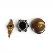 9ct gold oval brooch with steel pin, 4.8g and two yellow metal antique brooches set with agate &