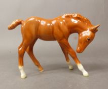 Beswick large chestnut head down foal 947.