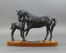 Beswick connoisseur model of Black Beauty and foal, on a wooden plinth, matt finish. (H: 20cm)
