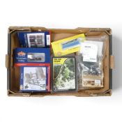 A collection of 00 Gauge accessories to include Bachmann depot hoist, Whitman trolley, Type A