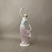 Noa porcelain figure of a lady dancer with arm up, h.35cm.