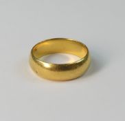22ct gold wedding ring, size O, 6.8g.