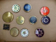 A collection of 13 vintage ladies compacts (13)(1 tray).