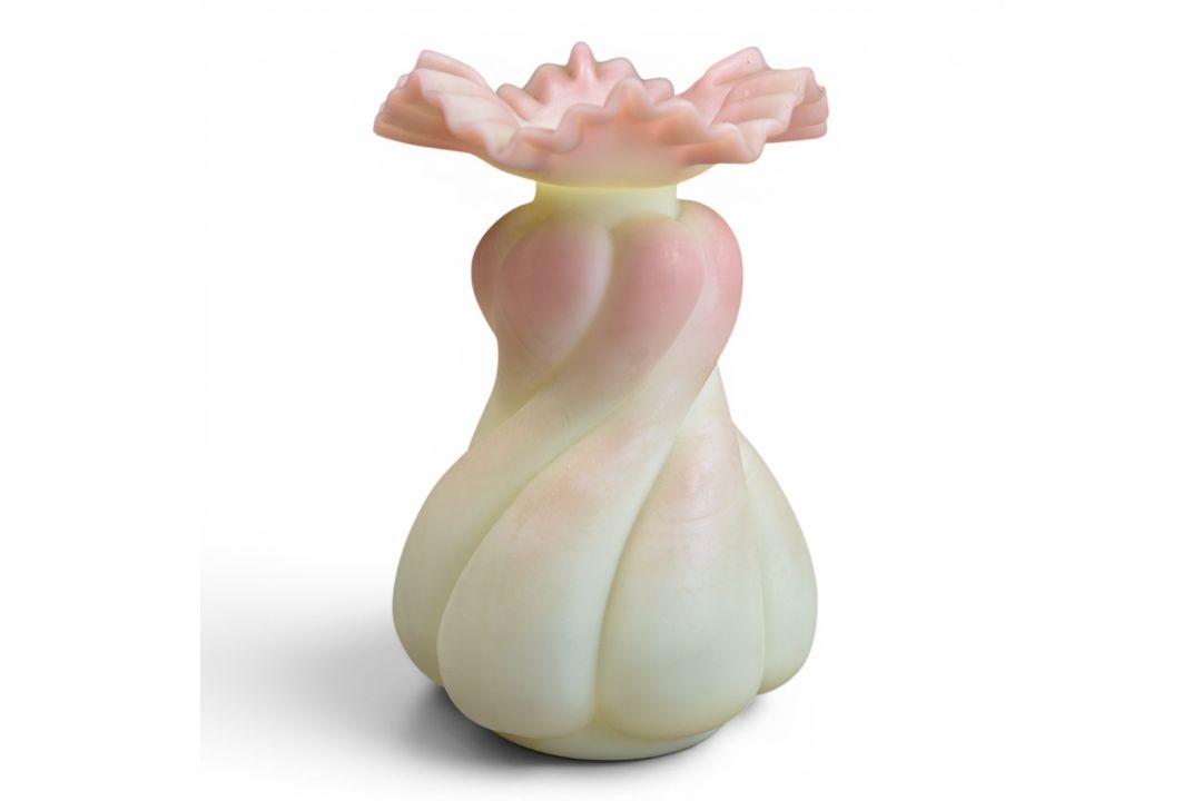 A group of various ceramics, to include a Chinese Famille Rose tea pot with 'Wu Shuang Pu' type - Image 1 of 9
