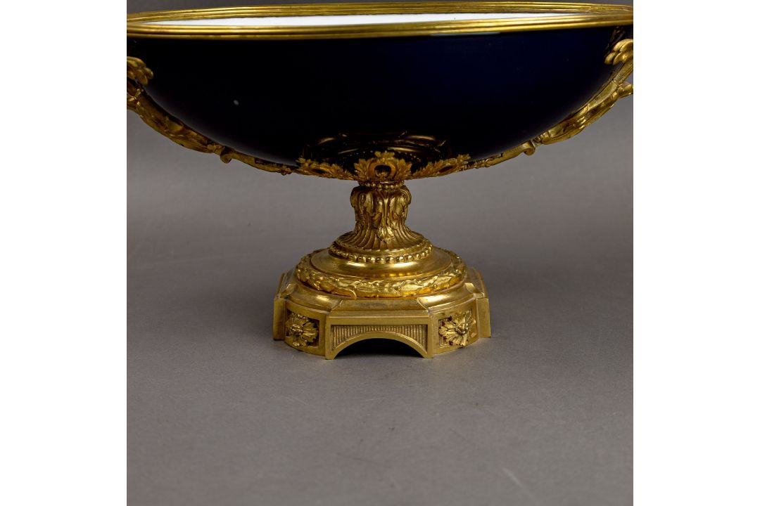 An oval porcelain serving bowl with cobalt exterior, with ornate gilt metal mounts, handle to handle - Image 4 of 8