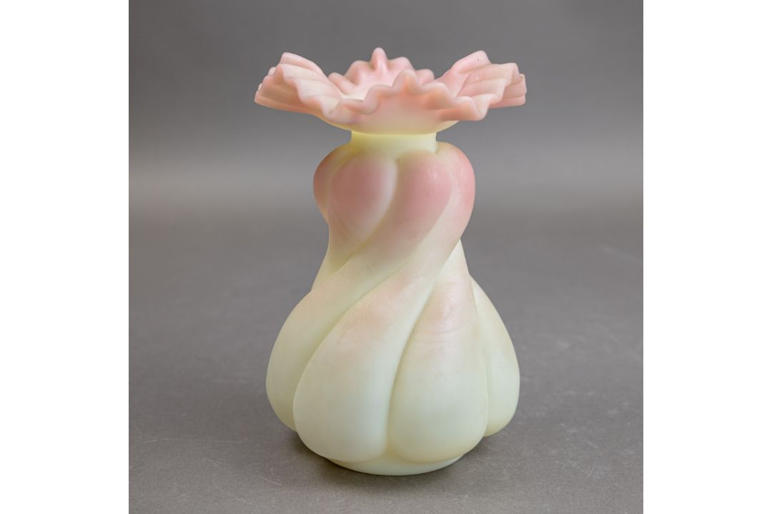 A group of various ceramics, to include a Chinese Famille Rose tea pot with 'Wu Shuang Pu' type - Image 2 of 9