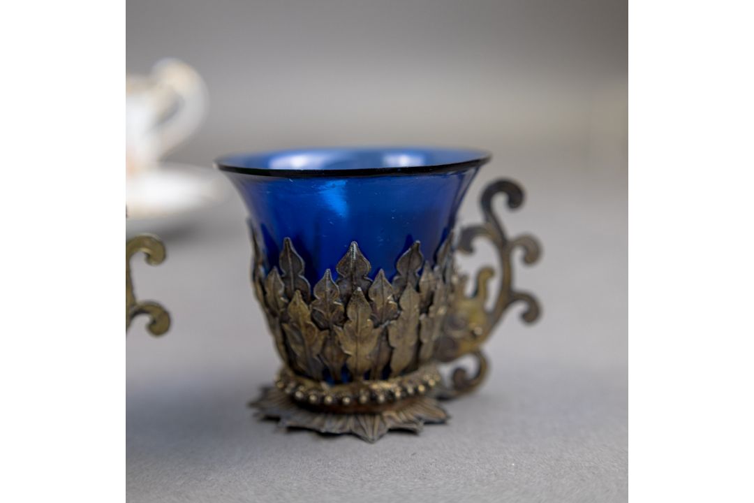 A group of five cups & saucers from various manufacturers, to include a Derby cup & saucer decorated - Image 6 of 7