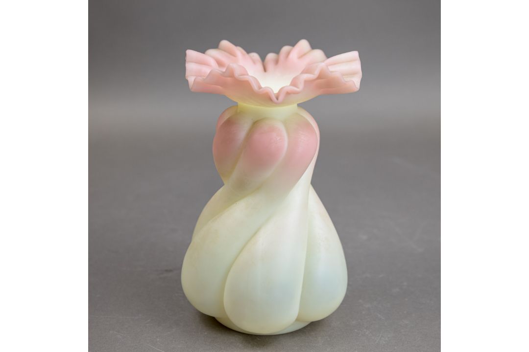 A group of various ceramics, to include a Chinese Famille Rose tea pot with 'Wu Shuang Pu' type - Image 4 of 9
