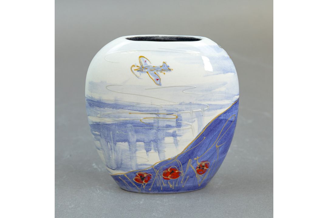 Anita Harris Churchill Anniversary 150 Purse vase H12cm. Gold signed. - Image 3 of 5