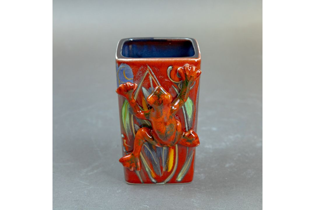 Anita Harris Tree Frog on a medium square vase H22cm. Gold signed. - Image 2 of 5