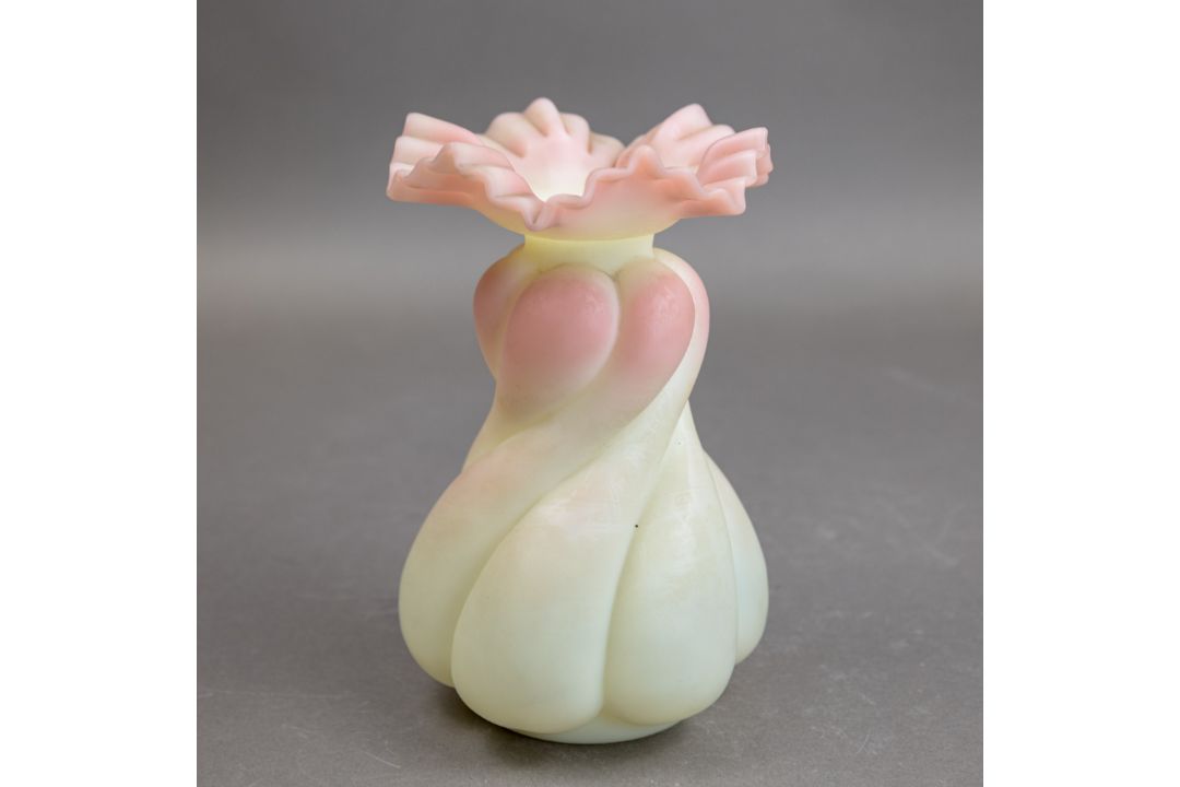 A group of various ceramics, to include a Chinese Famille Rose tea pot with 'Wu Shuang Pu' type - Image 3 of 9