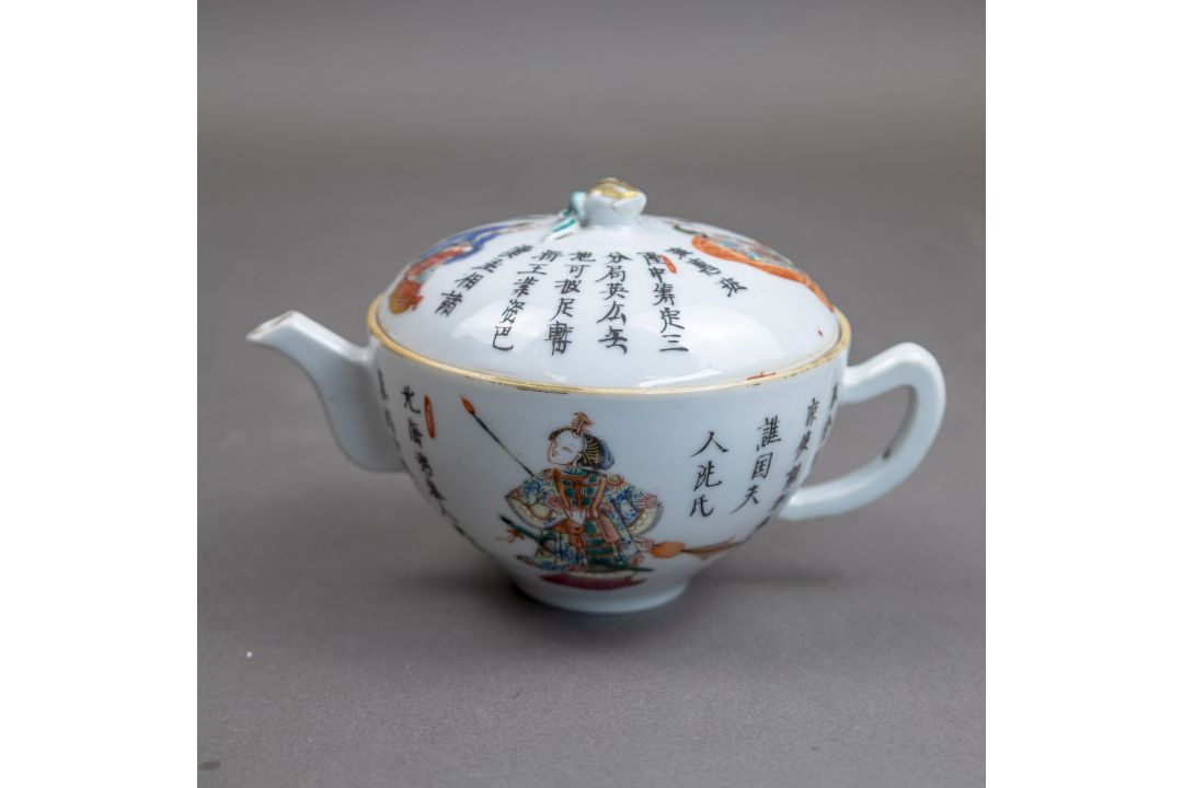 A group of various ceramics, to include a Chinese Famille Rose tea pot with 'Wu Shuang Pu' type - Image 7 of 9