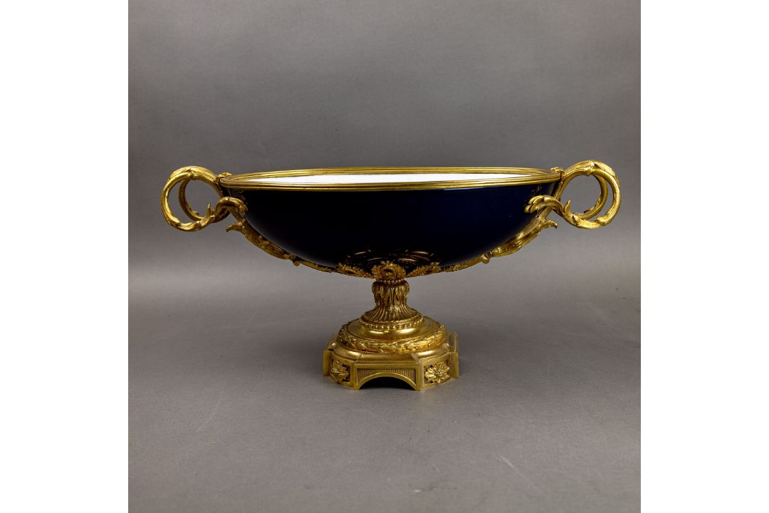 An oval porcelain serving bowl with cobalt exterior, with ornate gilt metal mounts, handle to handle - Image 7 of 8